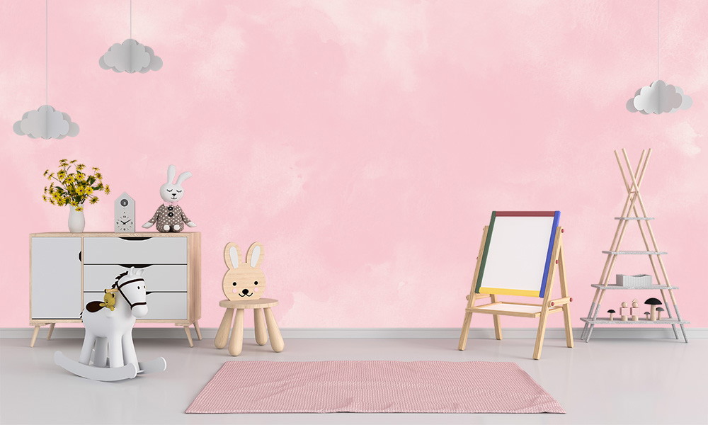 Fototapete - Liebevoll eingerichtetes Kinderzimmer mit rosa Wand, Wolkenlampen und Spielzeug