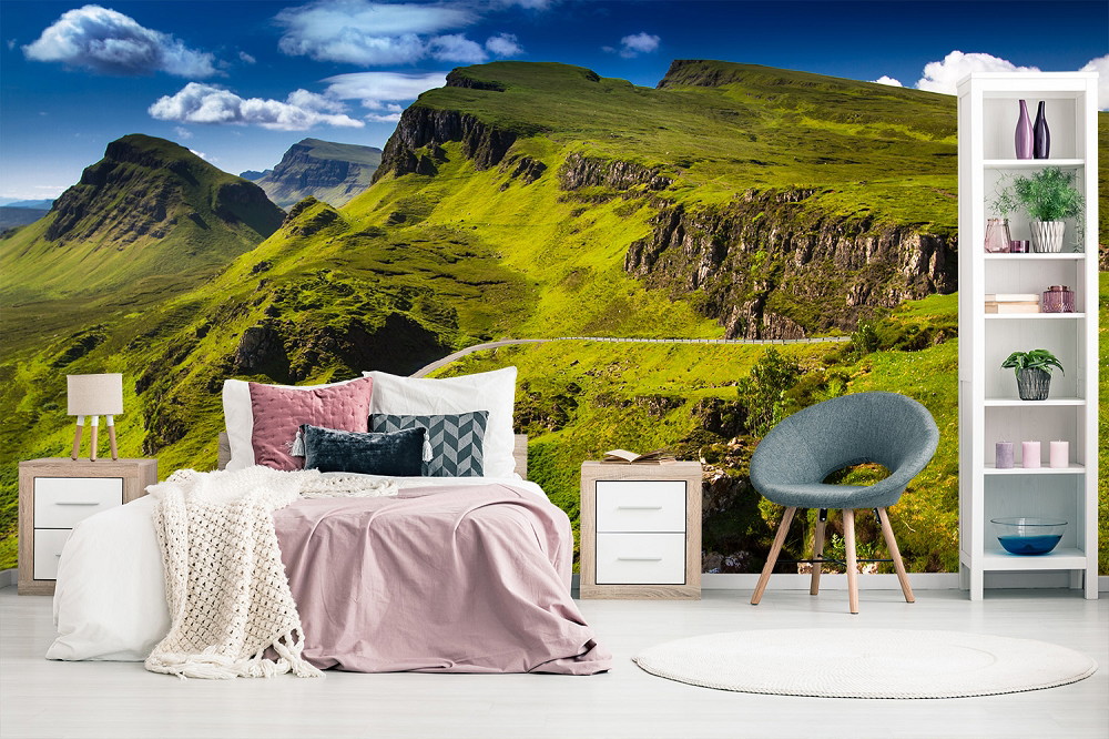 Fototapete - Schlafzimmer mit beeindruckender Landschaft, grüne Hügel, blauer Himmel, stilvolle Einrichtung