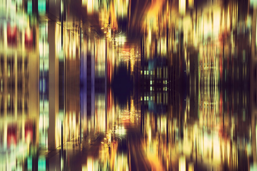 Fototapeta ścienna - żywe światła miasta odbite pionowo, aby stworzyć abstrakcyjną, marzycielską atmosferę