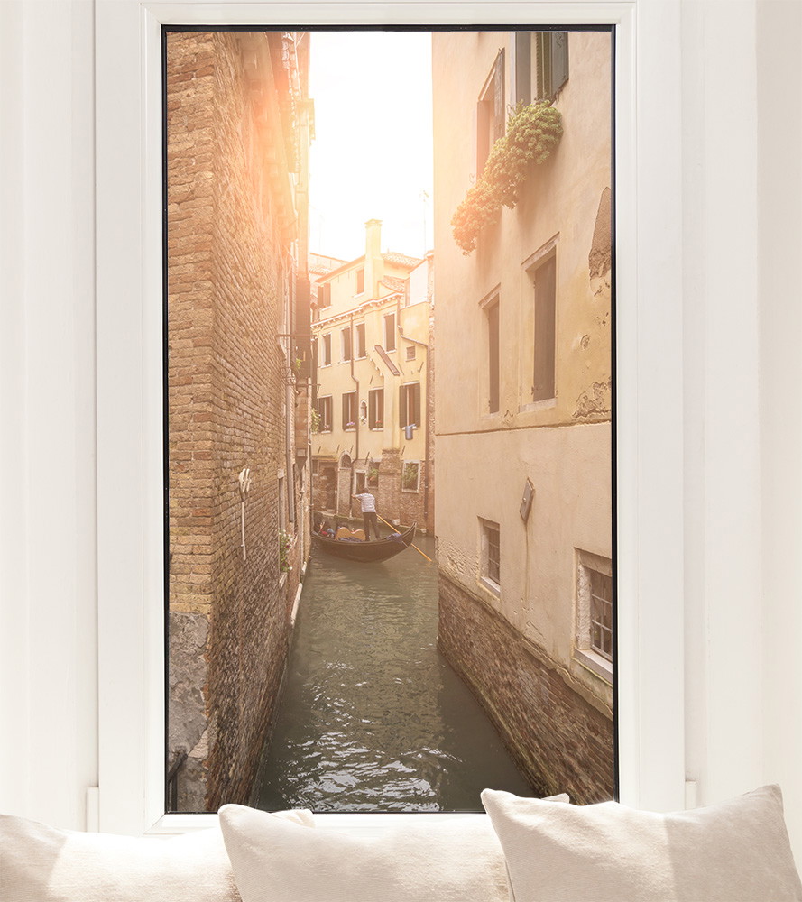 Fensterfolie - Fensterblick auf eine venezianische Gasse mit Gondel in stimmungsvollem Licht