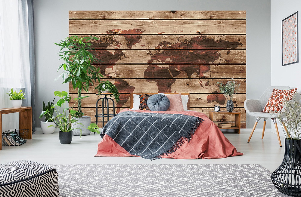 Papier peint photo - chambre à coucher avec carte du monde sur papier peint en bois et plantes