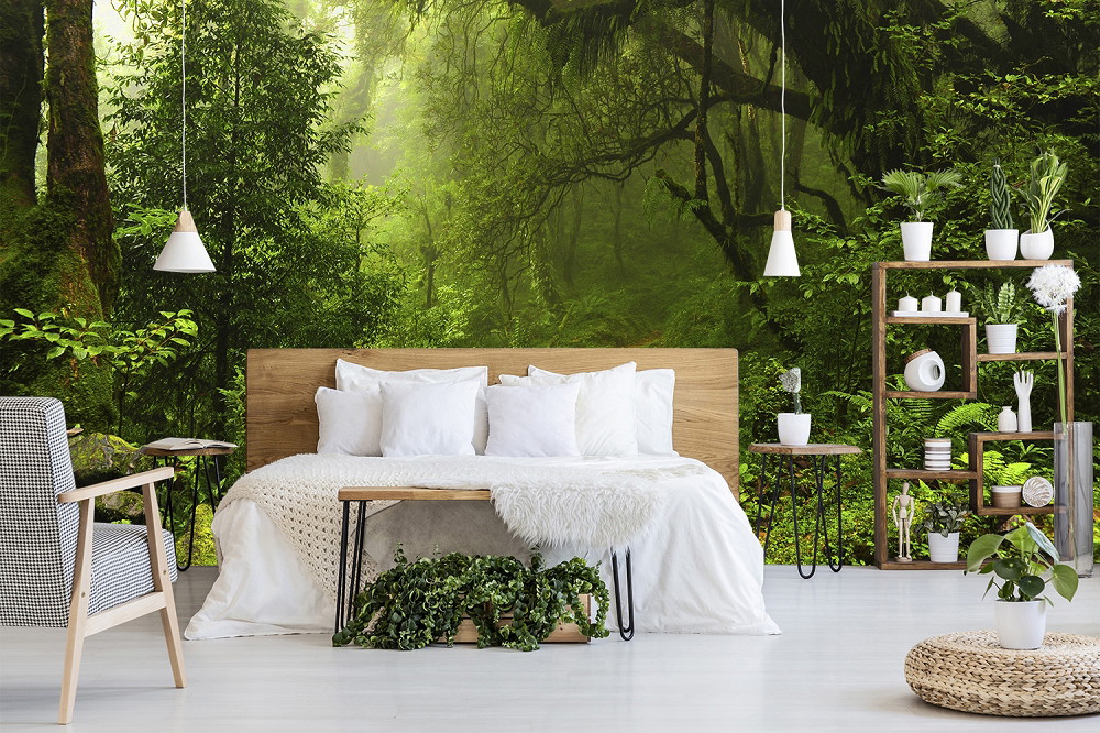 Fototapete - Schlafzimmer mit Wald-Fototapete, Holzbett, hängenden Lampen, Regal voller Pflanzen und modernem Stuhl