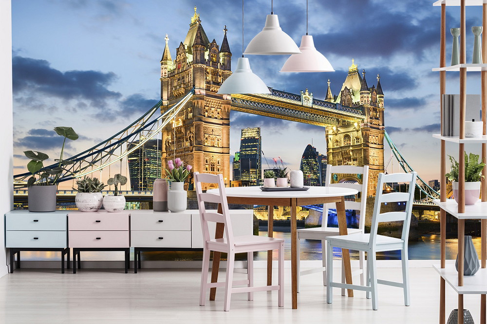 Papier peint photo - Tower Bridge à Londres au coucher du soleil comme toile de fond dans un salon décoré avec style