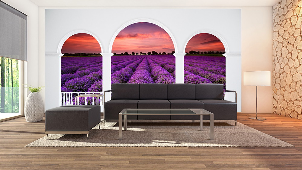 Fototapete - Wohnzimmer mit Blick auf ein Lavendelfeld bei Sonnenuntergang durch drei Bögen