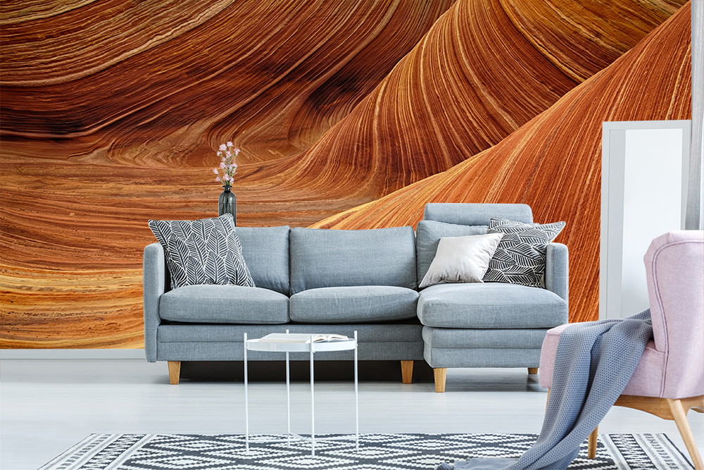 Fototapete - Elegantes Wohnzimmer mit einem grauen Sofa, dekorativen Kissen und einer beeindruckenden Fototapete mit Landschaftsmotiv
