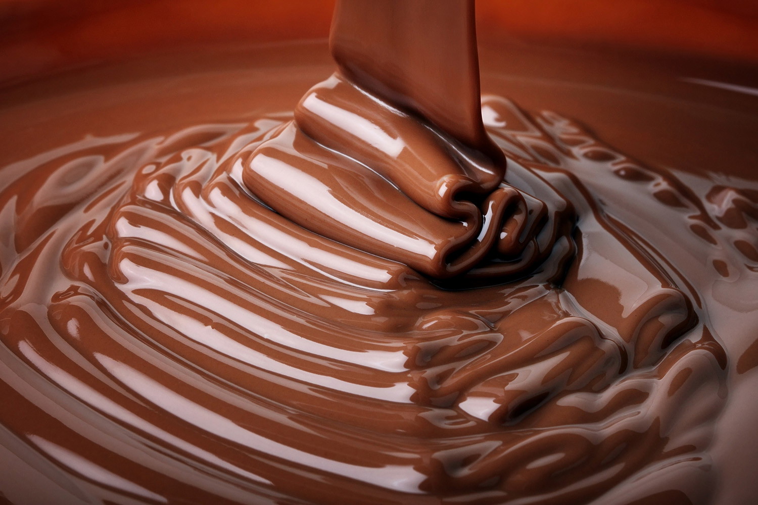 Muurschildering - dichte afbeelding van vloeibare chocolade in beweging