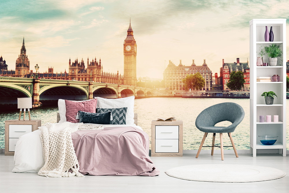 Fototapeta - Widok nowoczesnej sypialni z tapetą przedstawiającą panoramę Londynu, w tym Big Bena