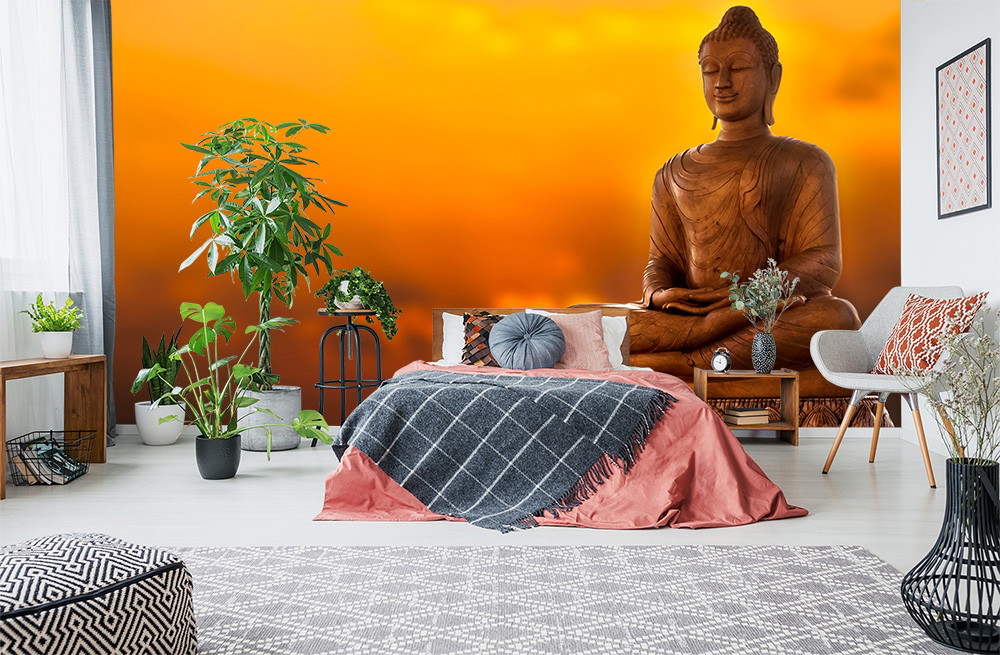 Fototapete - Buddha-Statue im Schlafzimmer mit Pflanzen und gemütlicher Einrichtung vor einem orangefarbenen Hintergrund