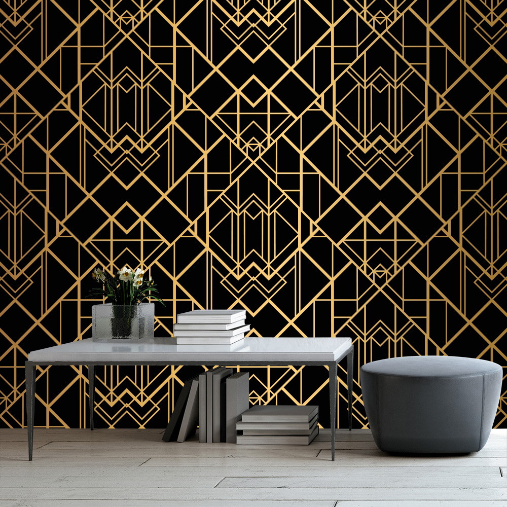 Fototapete - Moderne Wohnzimmereinrichtung mit geometrischer Art-Déco-Tapete in Gold auf schwarzem Hintergrund, minimalistisches Design mit Tisch und Hocker