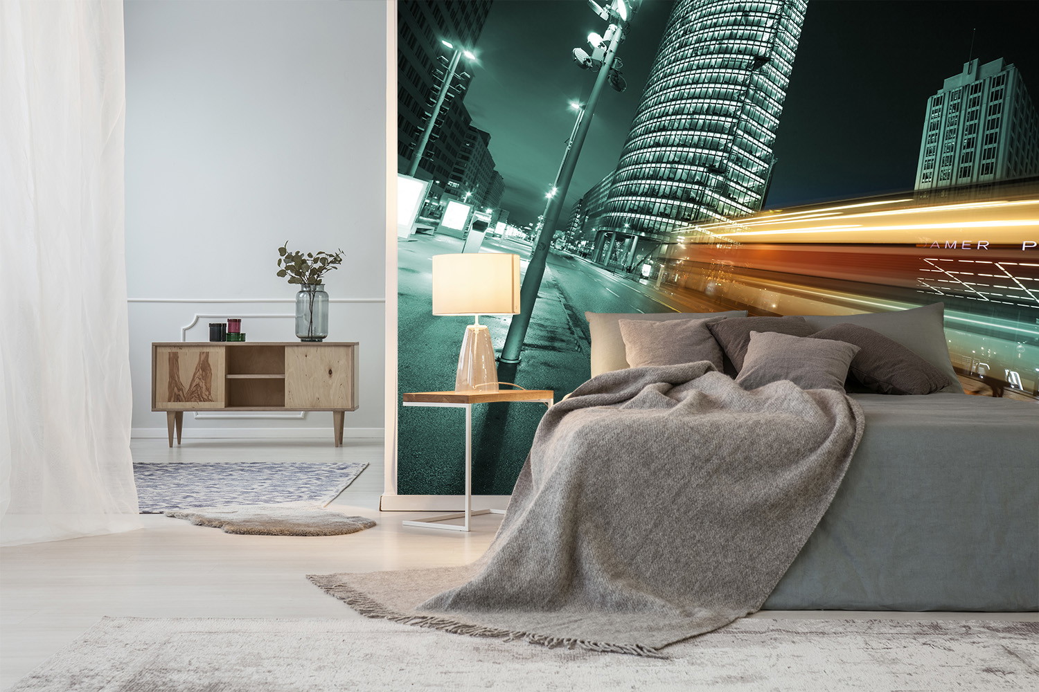 Muurschildering - Slaapkamer met grijs bed, houten kledingkast en urban nachtfotografie op de muur