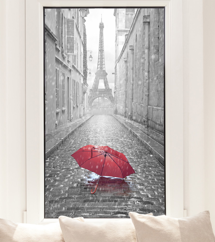 Fensterfolie - Straßenansicht von Paris in Schwarz-Weiß mit einem roten Regenschirm auf Kopfsteinpflaster, der Eiffelturm im Hintergrund