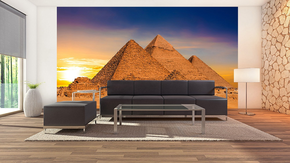 Fototapete - Modernes Wohnzimmer mit Wandbild der Pyramiden von Gizeh im Sonnenuntergang