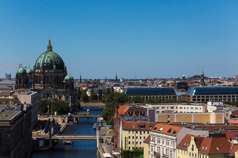 Fototapeta - Widok na berlińską katedrę i panoramę Berlina pod gołym niebem.