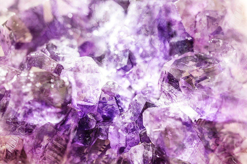 Fototapete - Nahaufnahme von glänzenden Amethystkristallen in leuchtend violetten Farbtönen