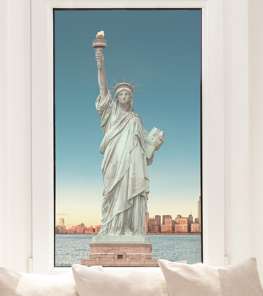 Wandtattoo - Die Freiheitsstatue vor der New Yorker Skyline, gesehen durch ein Fenster
