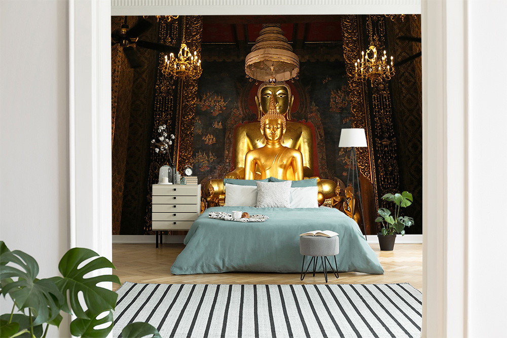 Fototapete - Schlafzimmerszene mit Bett und beeindruckender goldener Buddha-Statue als Wandkunst