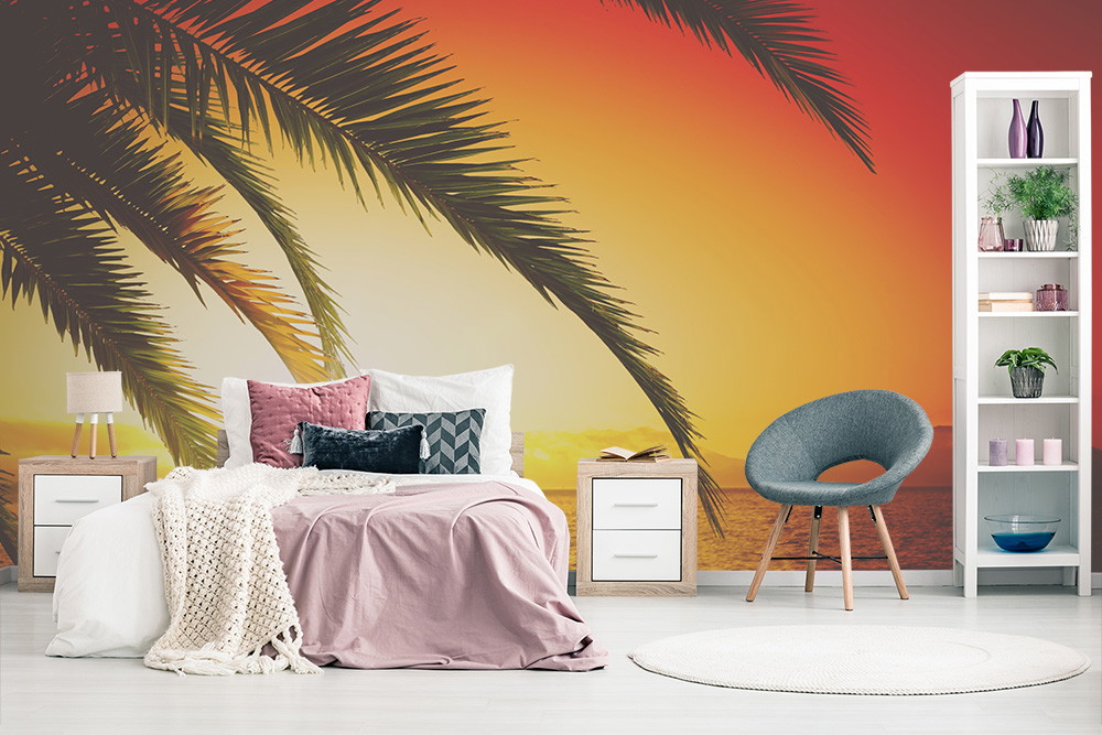 Fototapete - Schlafzimmer mit Palmen und beeindruckendem Sonnenuntergang im Hintergrund