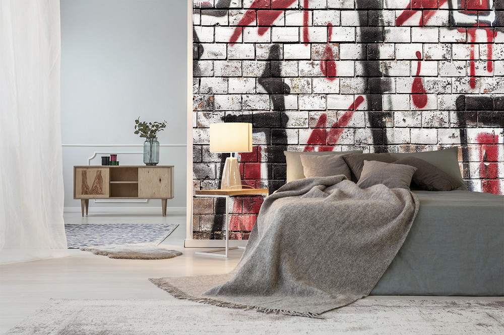 Fototapete - Stilvolles Schlafzimmer mit grauem Bett und bunter Graffiti-Wand im urbanen Stil