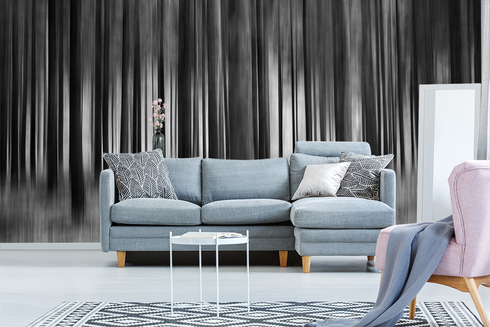 Fototapeta - Nowoczesny salon z szarą kanapą, poduszkami i leśną tapetą w tle
