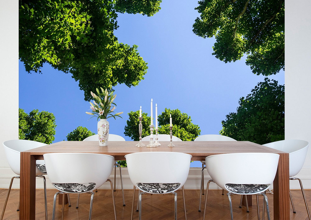 Papier peint photo - Salle à manger moderne avec un papier peint représentant des cimes d'arbres et un ciel bleu
