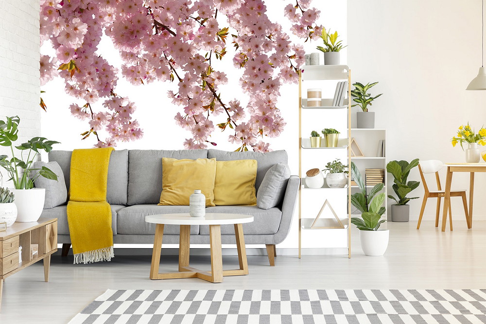 Fototapete - Modernes Wohnzimmer mit grauem Sofa, gelber Decke und Kirschblütenwand