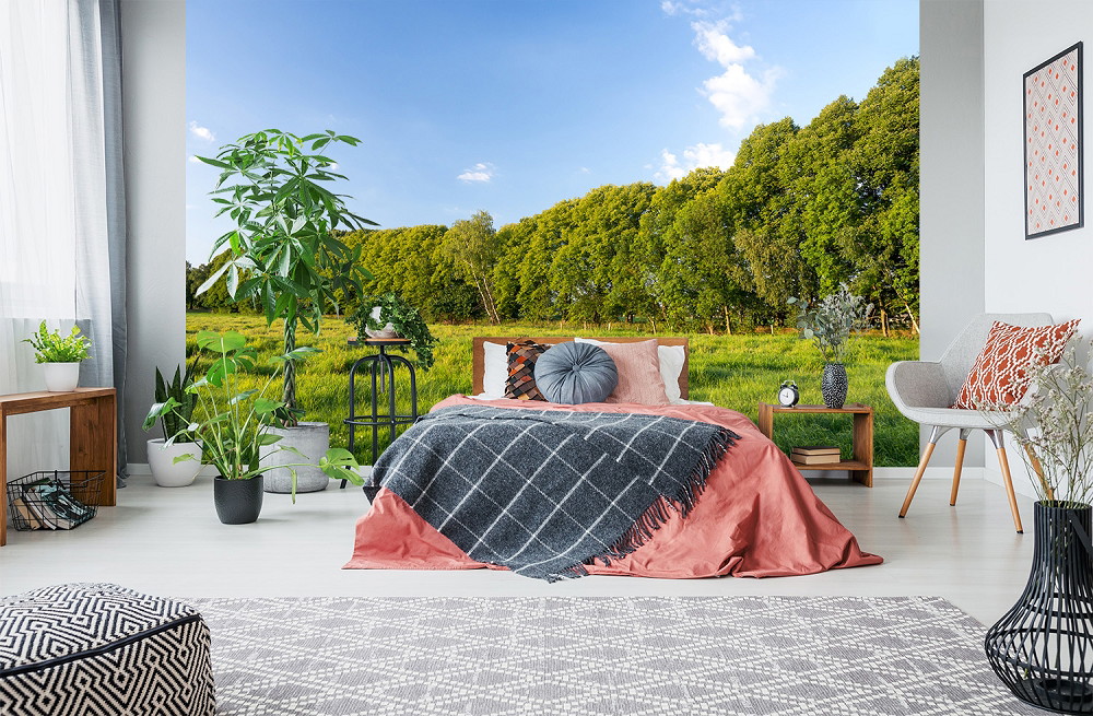 Muurschildering - Moderne slaapkamer met planten en een grote muurschildering met een groen landschap.