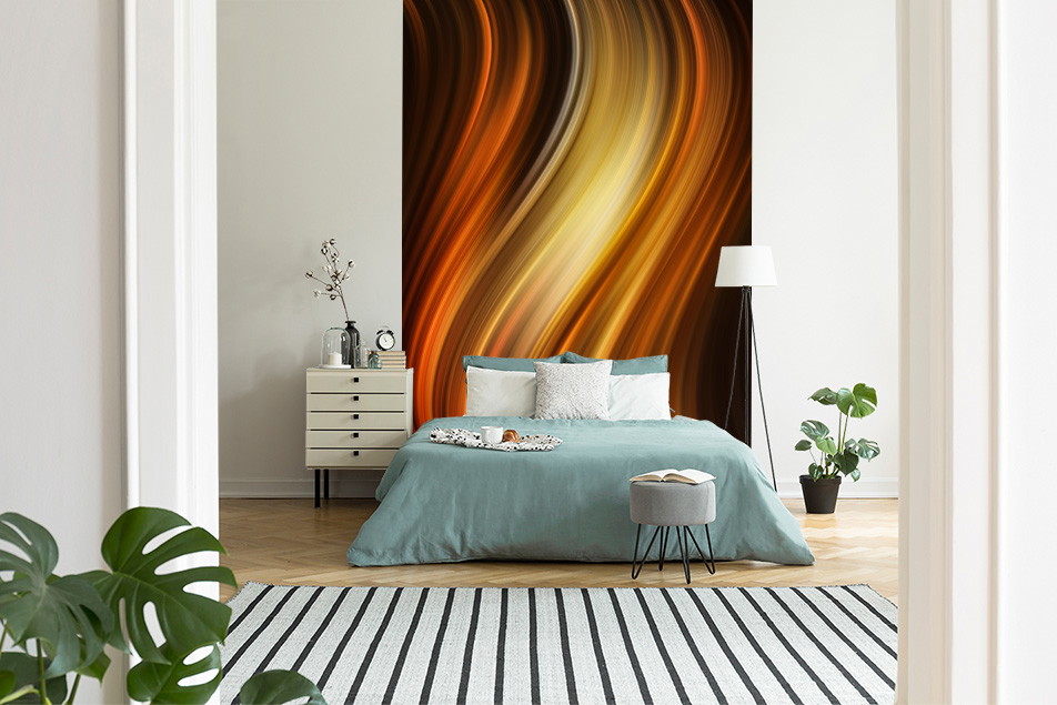 Fototapete - Schlafzimmer mit moderner Fototapete in warmen, geschwungenen Farben, dekoriert mit Pflanzen und einfacher Einrichtung