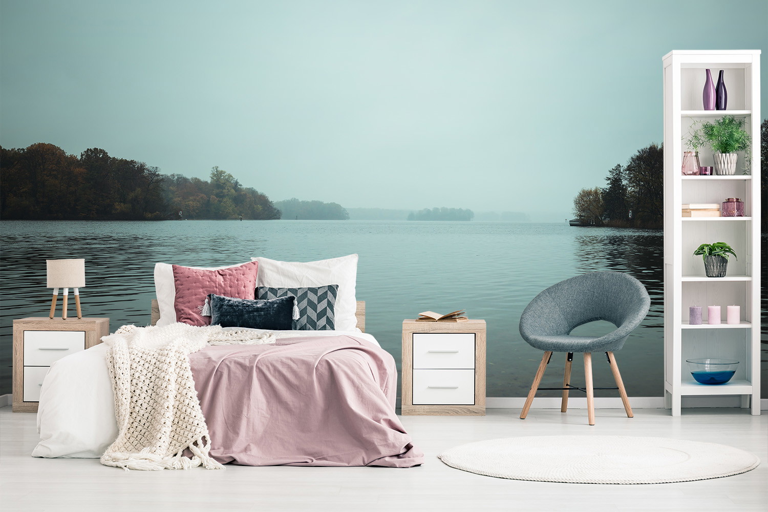 Fototapete - Schlafzimmer mit ruhigem See im Nebel als Hintergrund und moderner Einrichtung