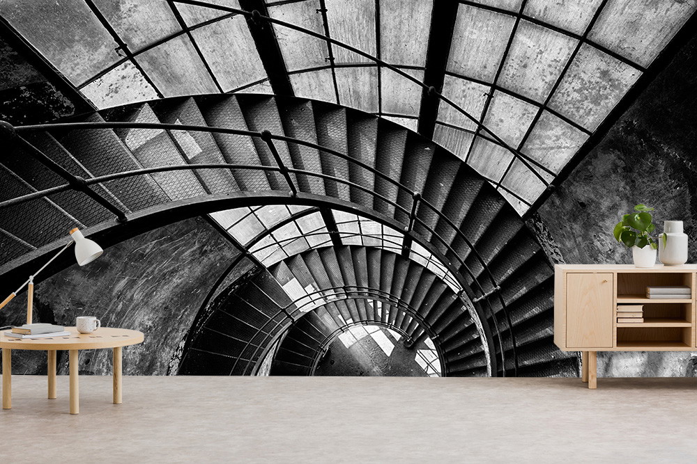 Fototapete - Schwarze spiralförmige Treppe mit industriellem Design in einer modernen Wohnzimmereinrichtung