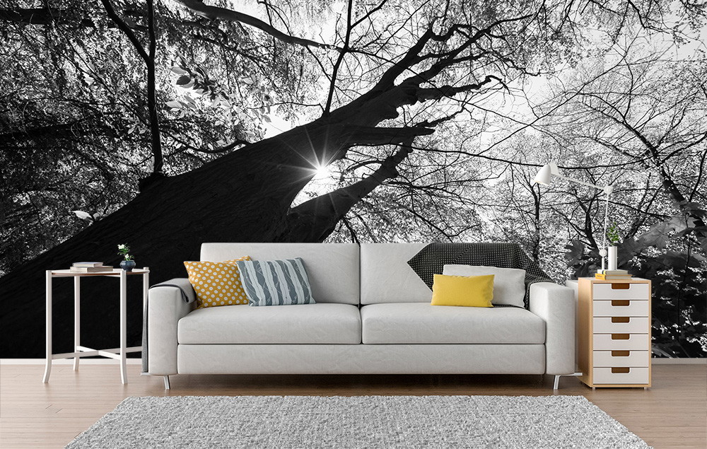 Fotobehang - Elegante woonkamer met een zwart-wit silhouet van bomen op de achtergrond