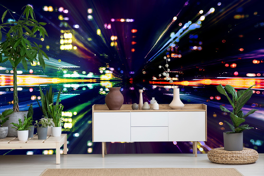 Fotobehang - Woonkamer met dressoir, planten en dynamische lichtkunst in felle kleuren aan de muur