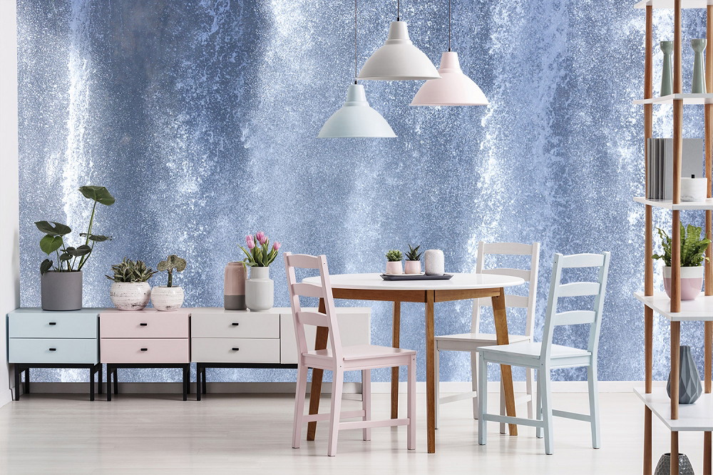 Fotobehang - Moderne eetkamer met ronde tafel, kleurrijke stoelen en blauwe wanddecoratie