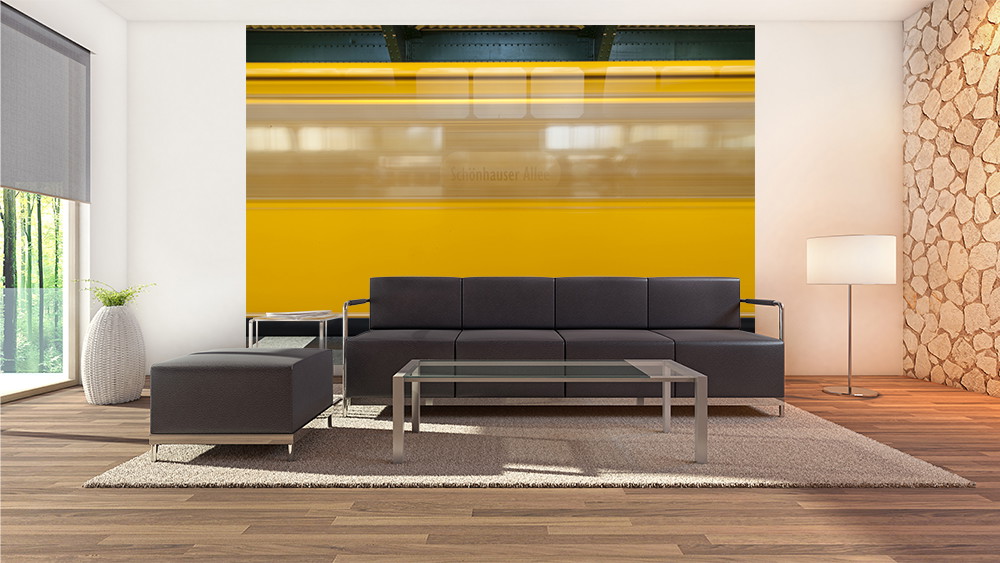 Fototapete - Wohnzimmer mit grauem Sofa und gelber U-Bahn auf der Fototapete
