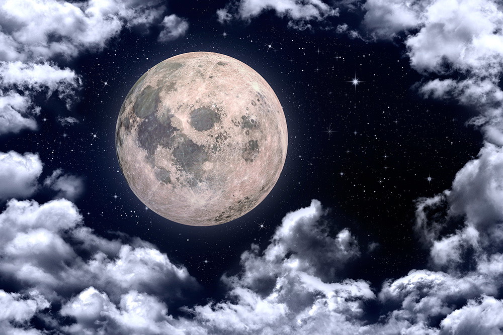 Muurschildering - Volle maan op een heldere nacht met sterrenhemel en omgeven door wolken