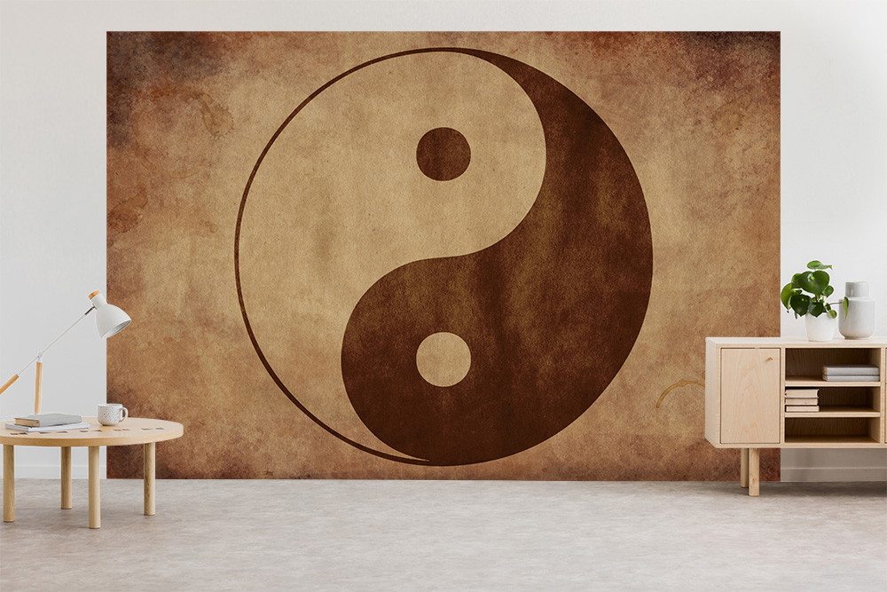 Fototapete - Wohnzimmer mit großer Wandtapete, die ein Yin-Yang-Symbol im Vintage-Stil zeigt