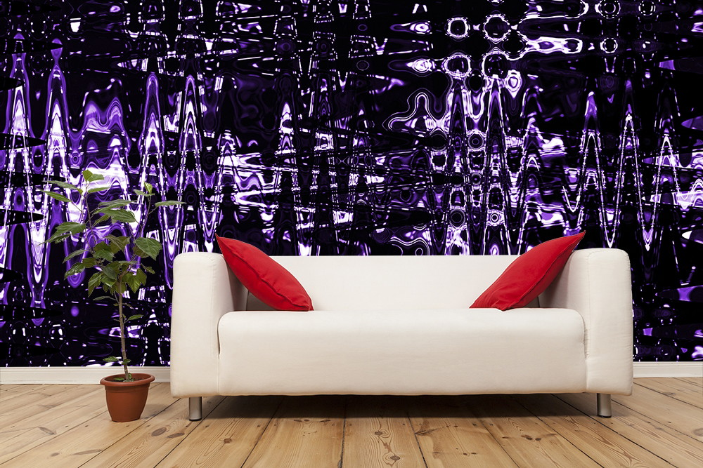 Papier peint photo - salon avec un papier peint photo violet frappant avec des motifs ondulés, un canapé blanc et des coussins rouges