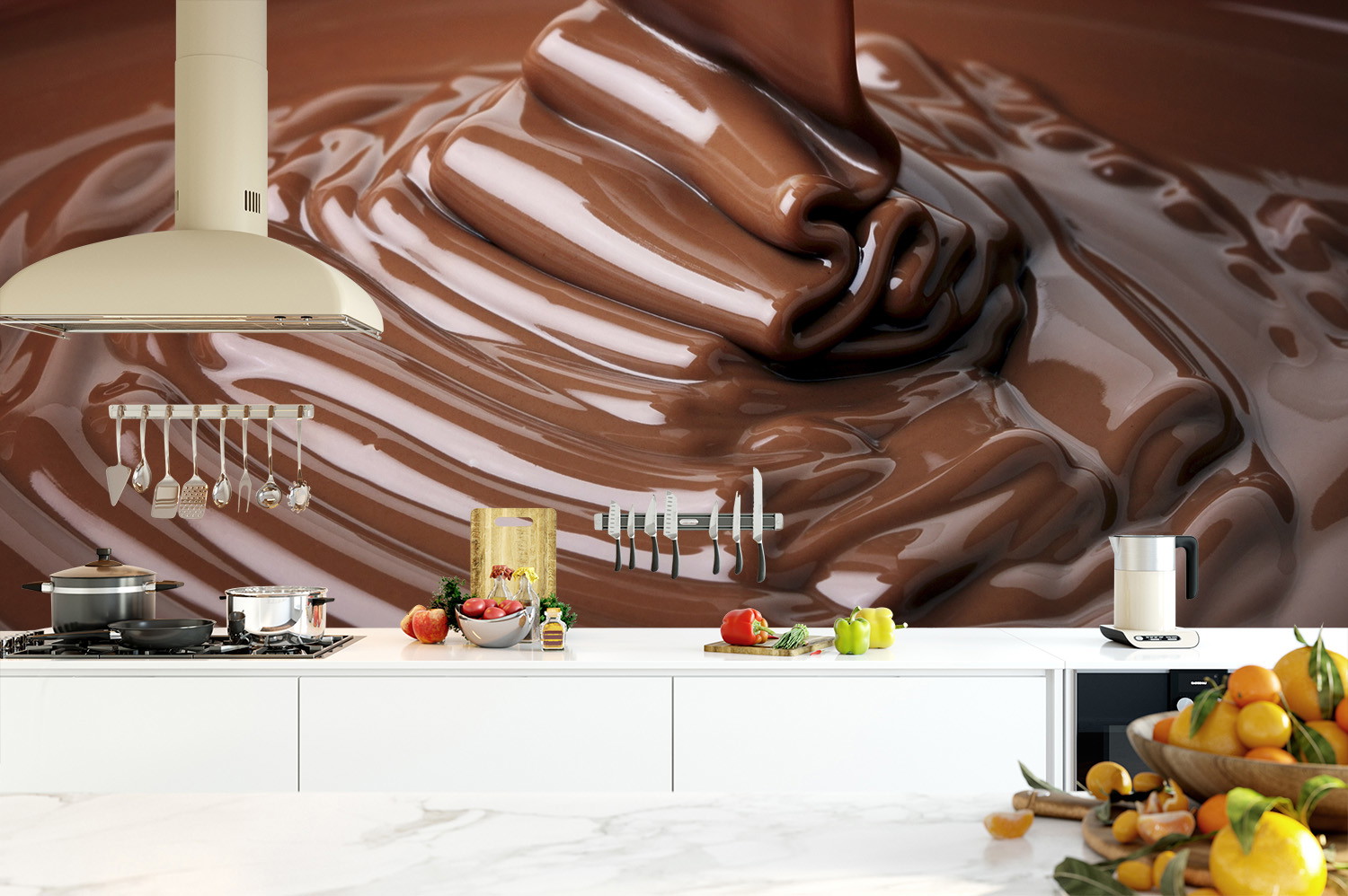 Fotobehang - Detailfoto van een keuken met groot fotobehang waarop vloeiende chocolade te zien is, omringd door keukengerei en vers fruit op de werkbladen