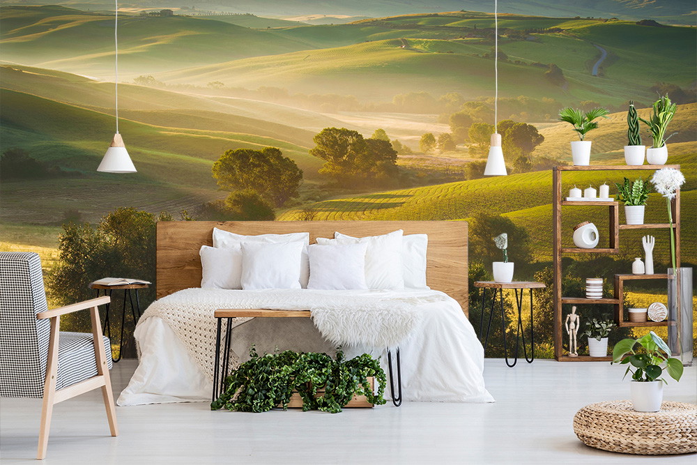 Fototapete - Schlafzimmer mit Holz- und Pflanzenakzenten und Landschaft von grünen Hügeln im Hintergrund