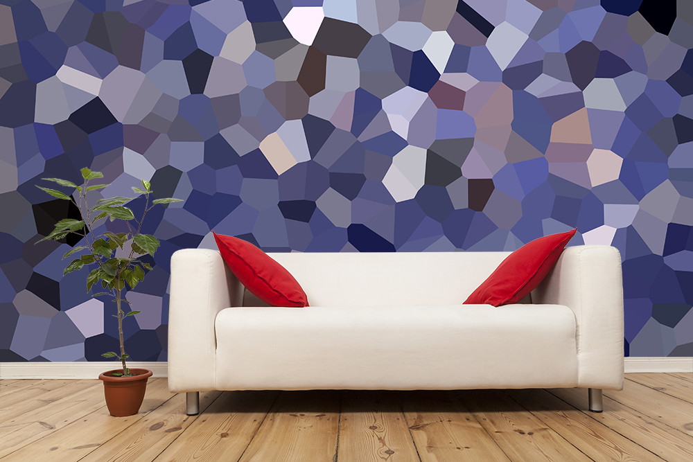 Papier peint photo - Mur de motifs géométriques bleus et gris derrière un canapé blanc avec des coussins rouges et une plante en pot sur un sol en bois.