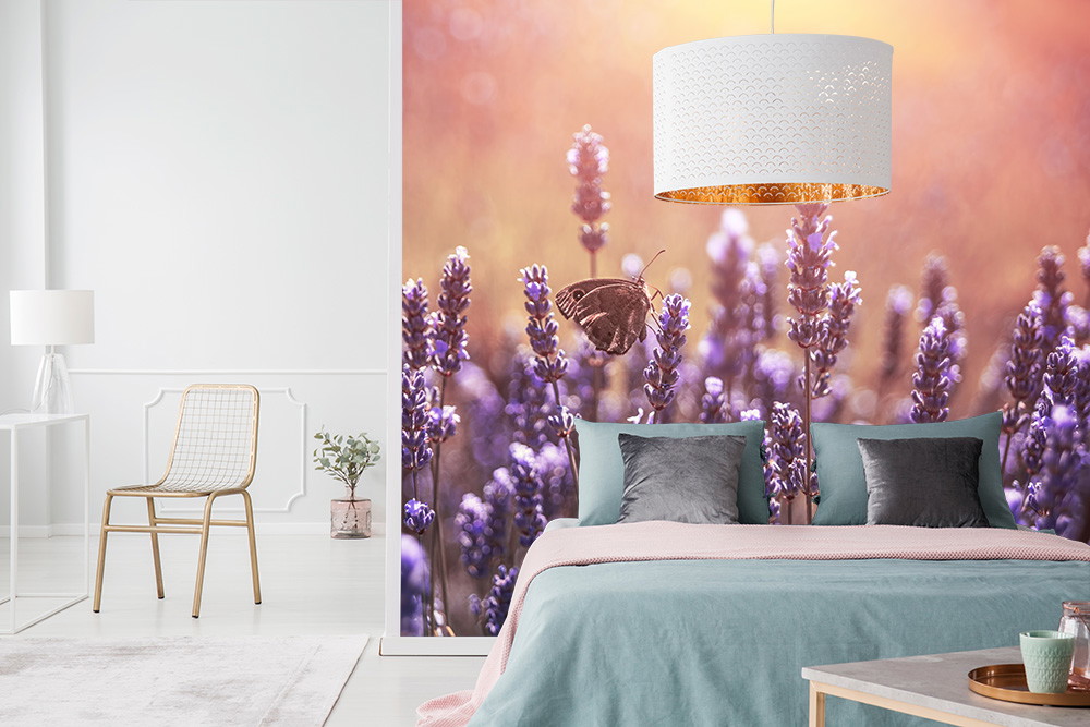 Papier peint photo - chambre avec papier peint lavande, papillon au premier plan, décoration moderne