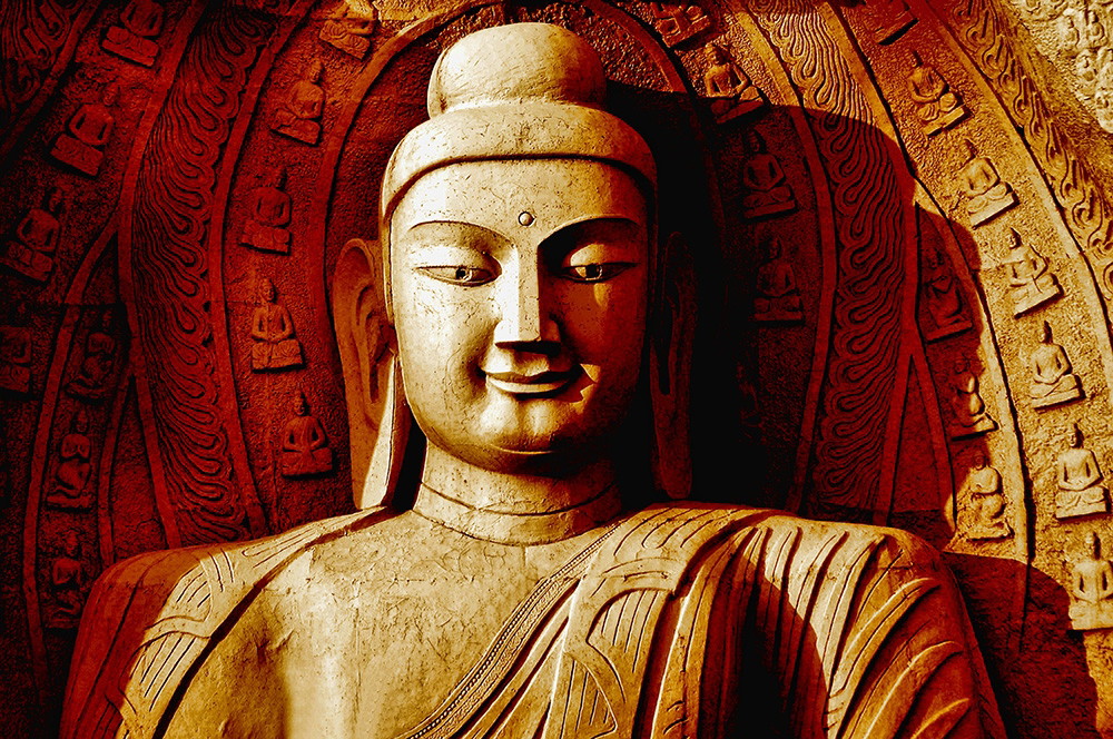 Fototapete - Detaillierte Darstellung einer Buddha-Skulptur mit ornamentalen Reliefs im Hintergrund