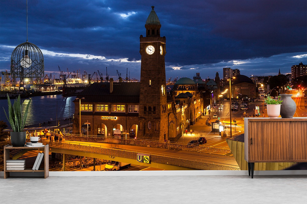 Papier peint photo - Vue nocturne du port de Hambourg avec des bâtiments illuminés et une tour historique