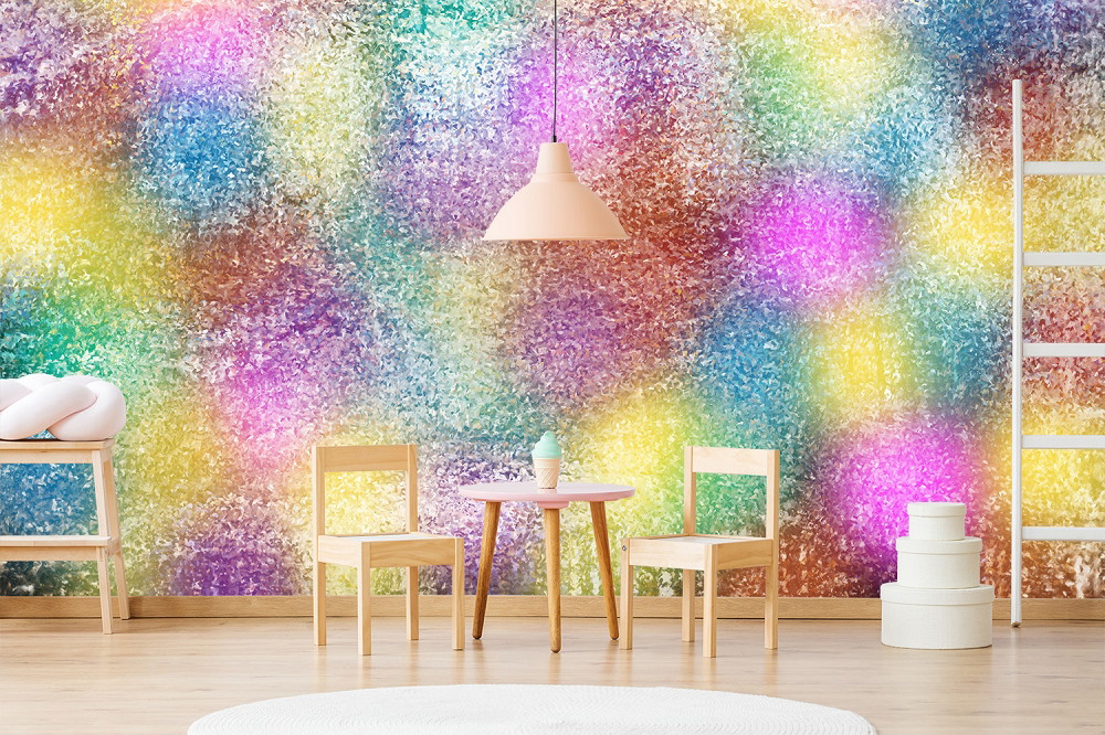 Fototapete - Bunte Wand mit abstraktem Muster aus leuchtenden Farben in einem Raum mit Möbeln