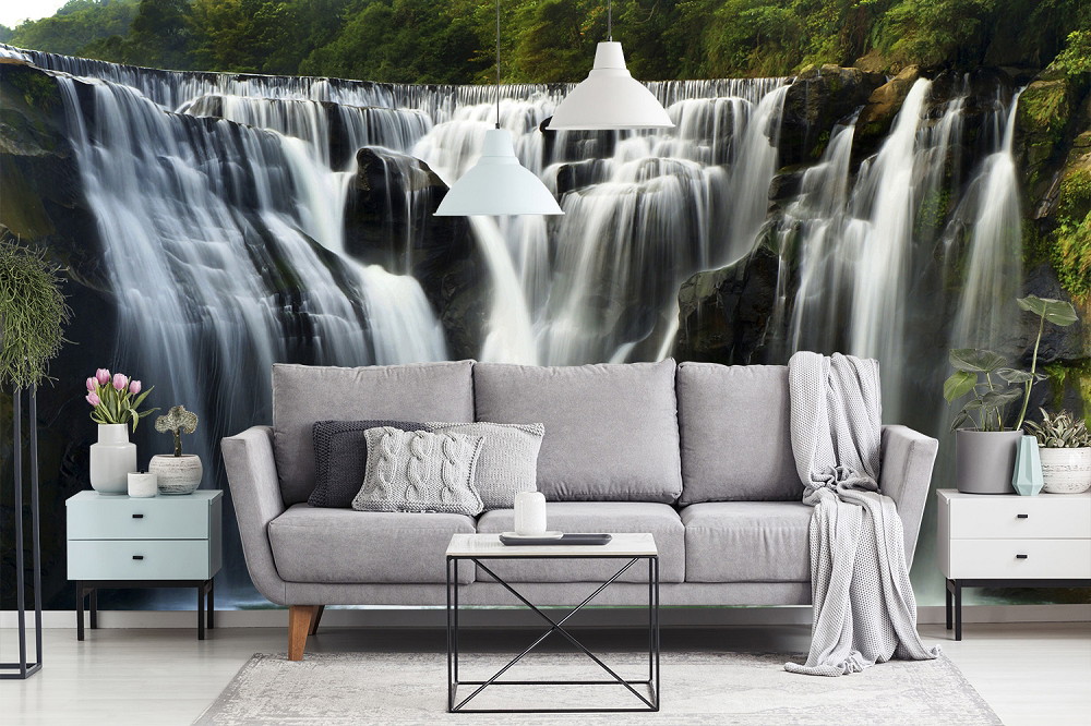 Fototapete - Wohnzimmer mit dekorativem Wasserfallmotiv, das eine entspannte und natürliche Atmosphäre schafft.