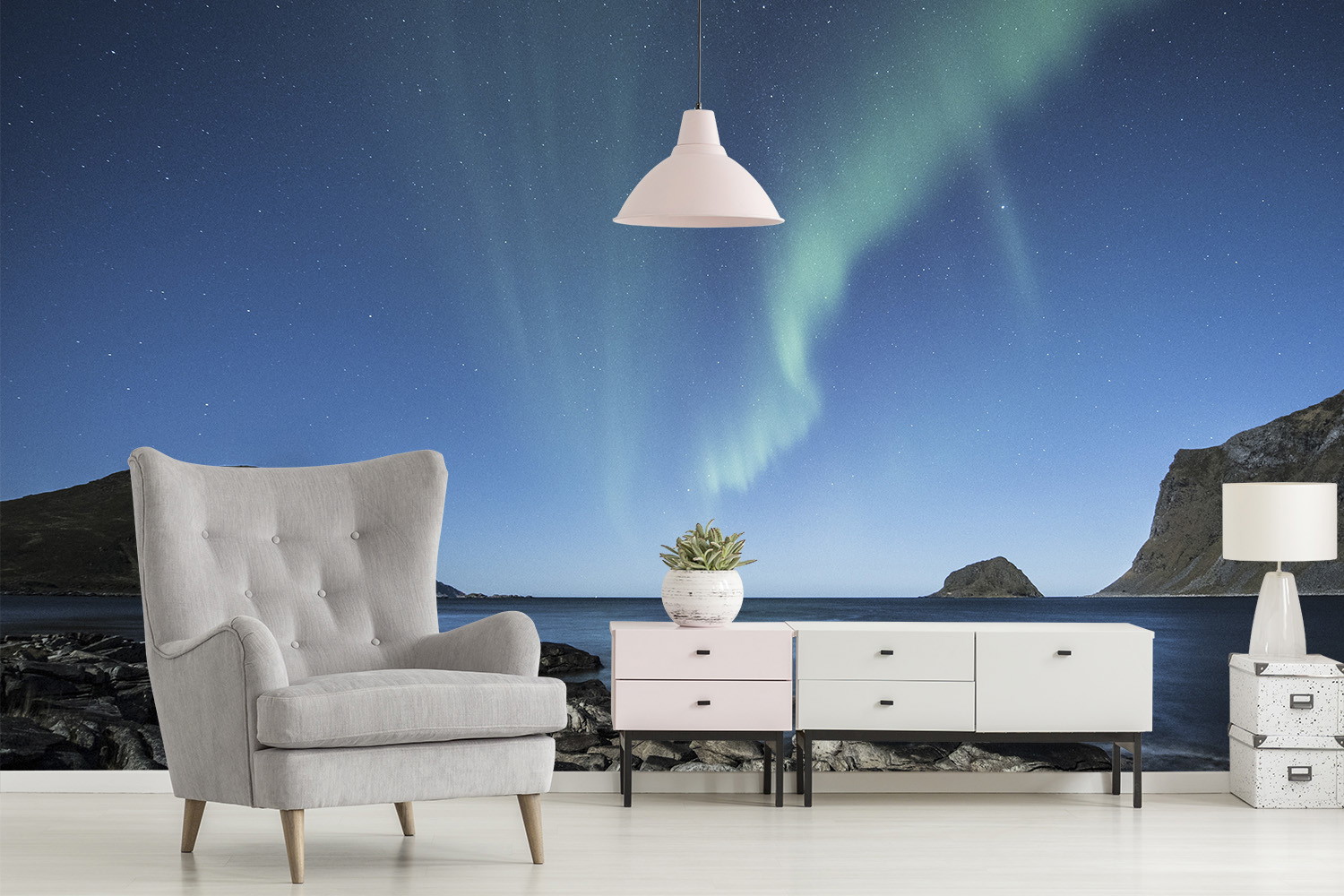 Fototapete - Nordlichter am Himmel über einem ruhigen Küstenbereich, dekoriert mit modernem Sessel und Kommode im Wohnzimmer