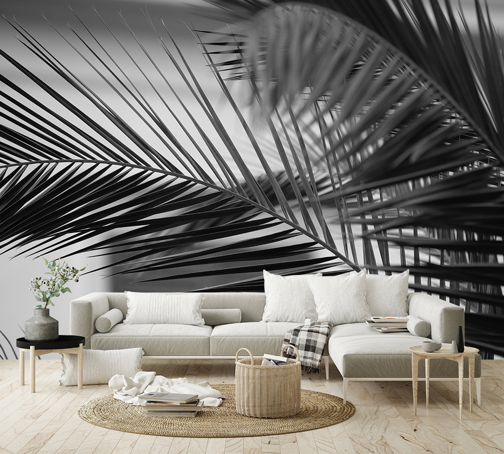Fototapete - Stilvolles Wohnzimmer mit moderner Einrichtung und großer Palmenblatt-Tapete in Schwarz-Weiß