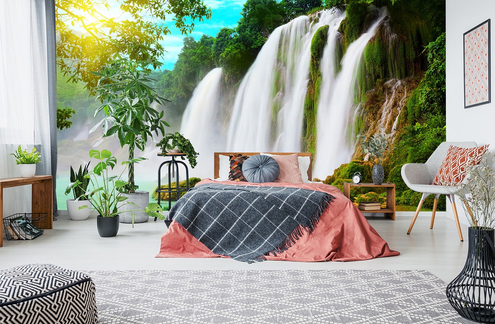 Fototapete - Gemütliches Schlafzimmer mit großer Wasserfall-Fototapete und Pflanzen
