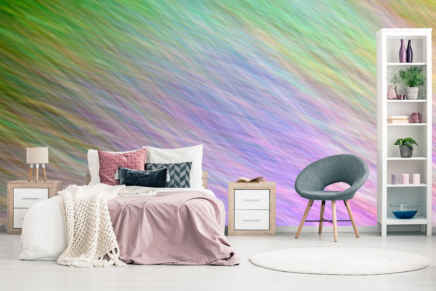 Fototapete - Schlafzimmer mit pastellfarbener Akzentwand, einem Bett mit rosa und weißen Textilien, und einem modernen Sessel