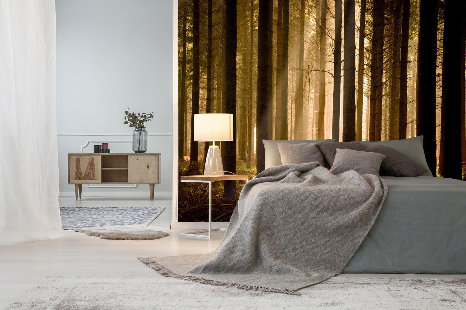 Fototapete - Schlafzimmer mit Waldlandschaft-Tapete, grauem Bett und Holzkommode