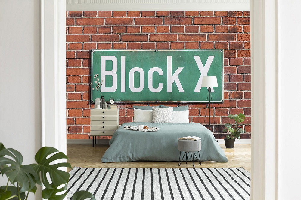 Fototapete - Schlafzimmer mit Ziegelsteinwand, grünes Block X Schild, Bett in Mintgrün, weißer Nachttisch und Pflanzen